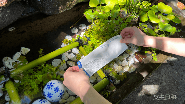 水みくじを水に浸す