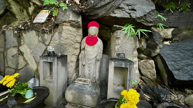 蛇神様を祀っている前にお地蔵様