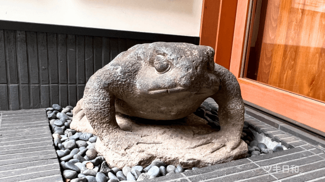 宝殊院の入口のカエル