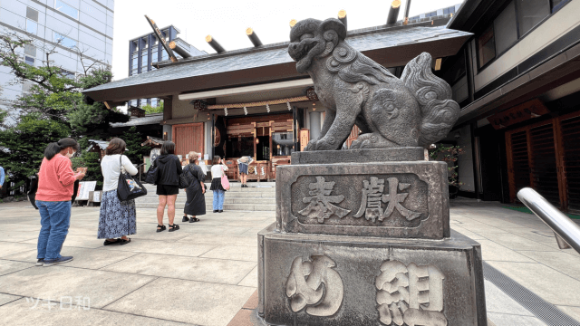 芝大神宮の社殿。平日の正午ころ。参拝者がとだえることがない。