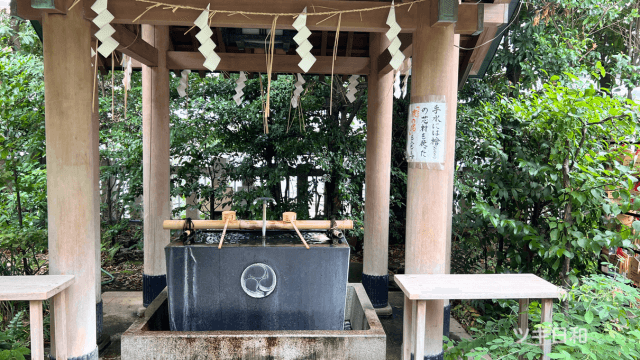 手水舎。階段を上りすぐ参道になるのでそのまま社殿に向かいたくなるのですが左に曲がるとあります。