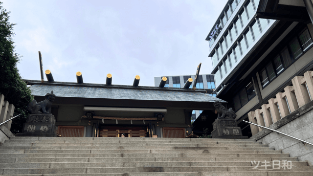 階段を上るとだんだん社殿が見えてきます