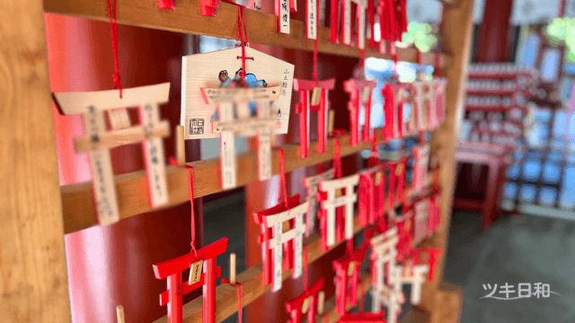 鳥居の形の絵馬です。こちらも願いが通りように奉納します。