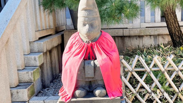 境内には狛犬の代わりにオスの神猿（まさる）が向かって右側に鎮座し、「魔が去る」「勝る」に通じ、魔除けや勝運の象徴とされています