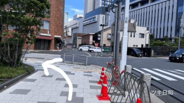 ５番出口から地上へ上がると斜め右側にアパホテルがあるのでその前を通過すると最初の交差点を左に曲がるとすぐ日枝神社の参道に到着します。