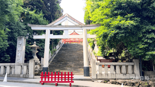日枝神社の表参道。段差が高めなため男坂と呼ばれています。